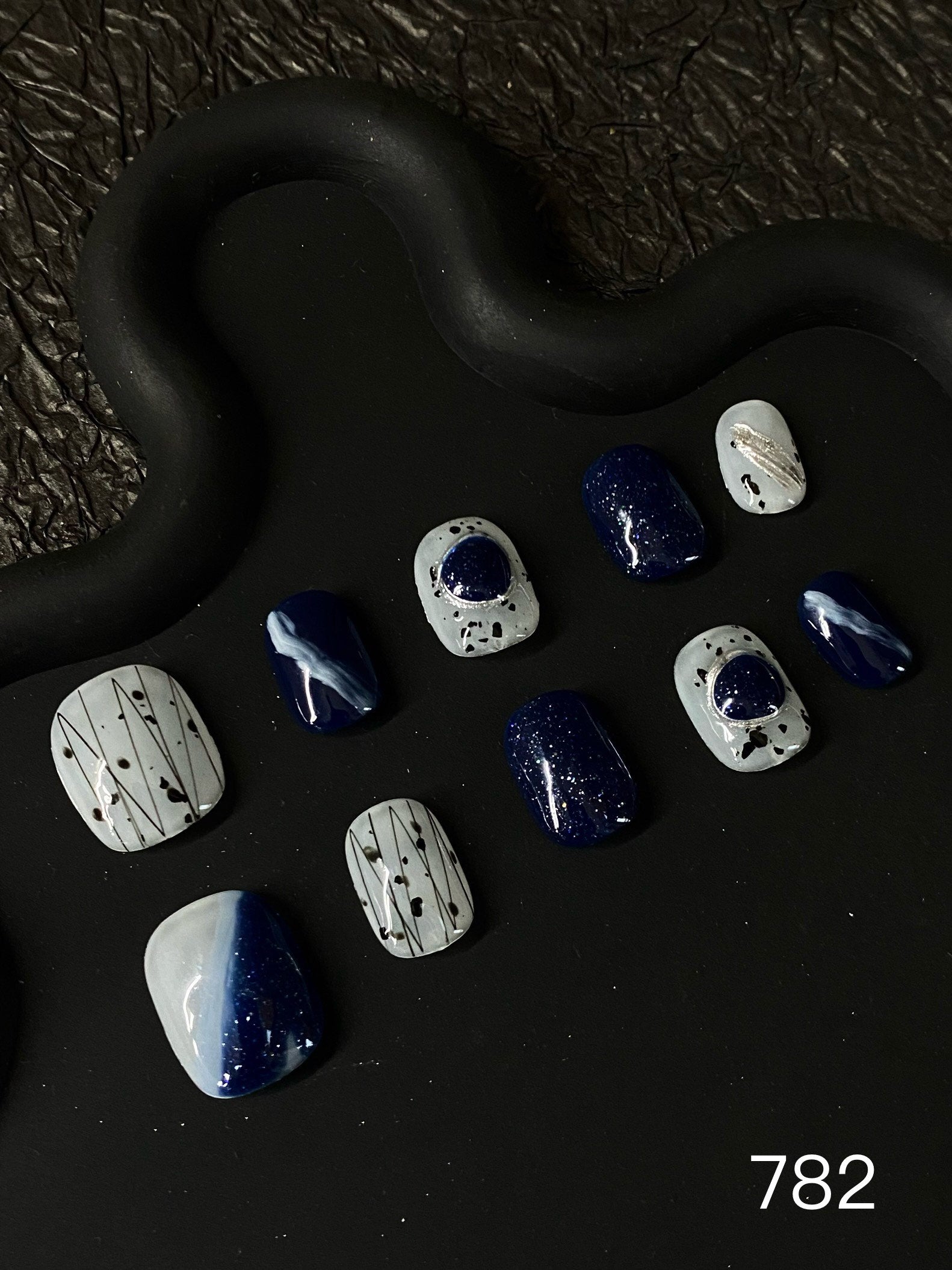 Short/ White & dark blue