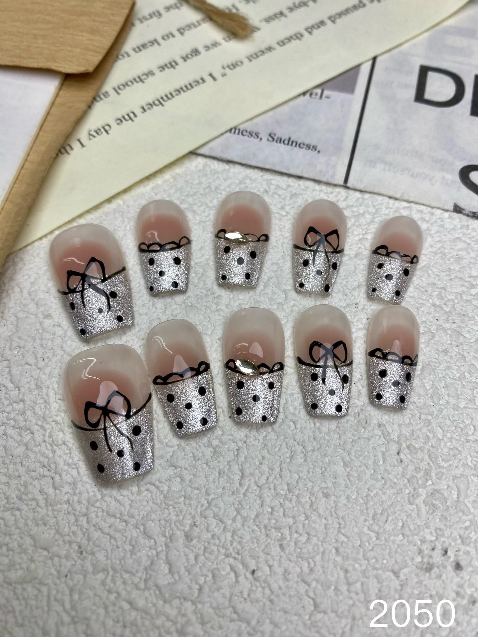 Medium/ Black dot