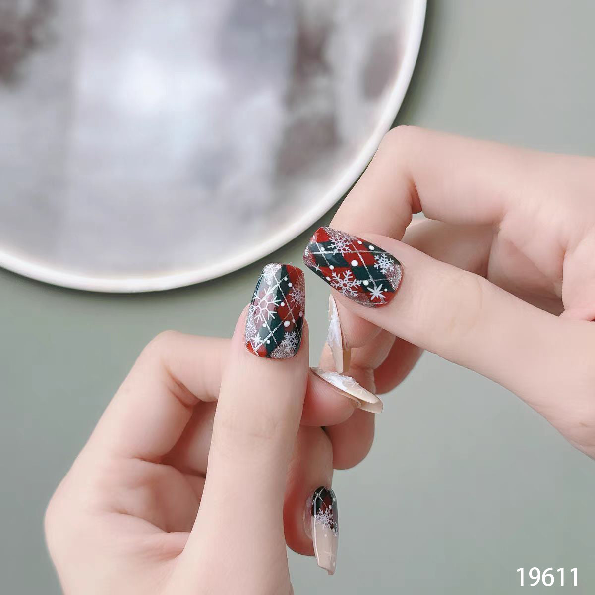 SnowSwirl Nails 19611