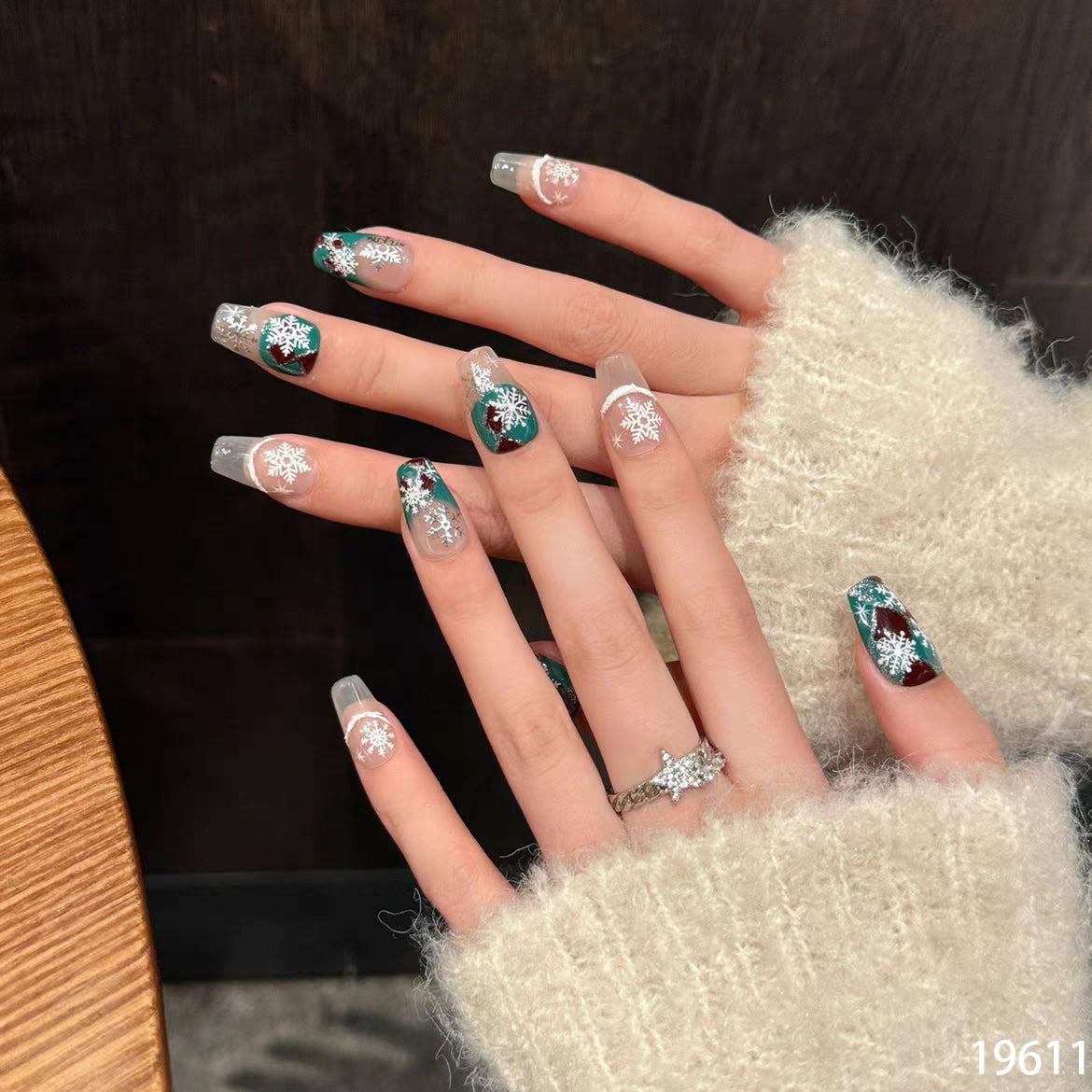 SnowSwirl Nails 19611