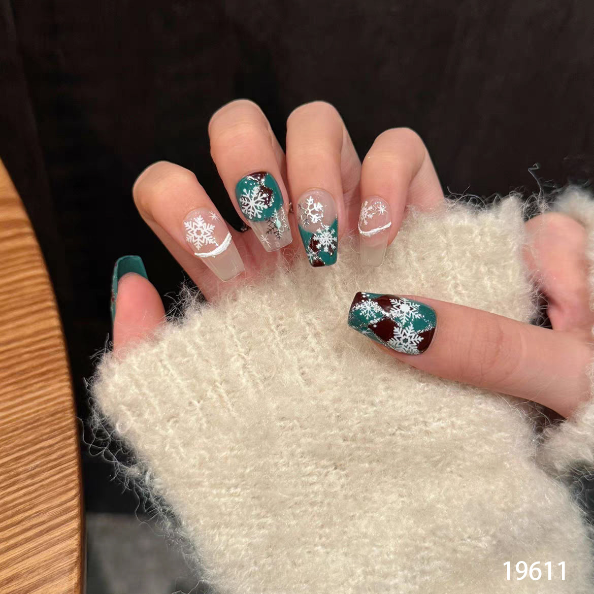 SnowSwirl Nails 19611