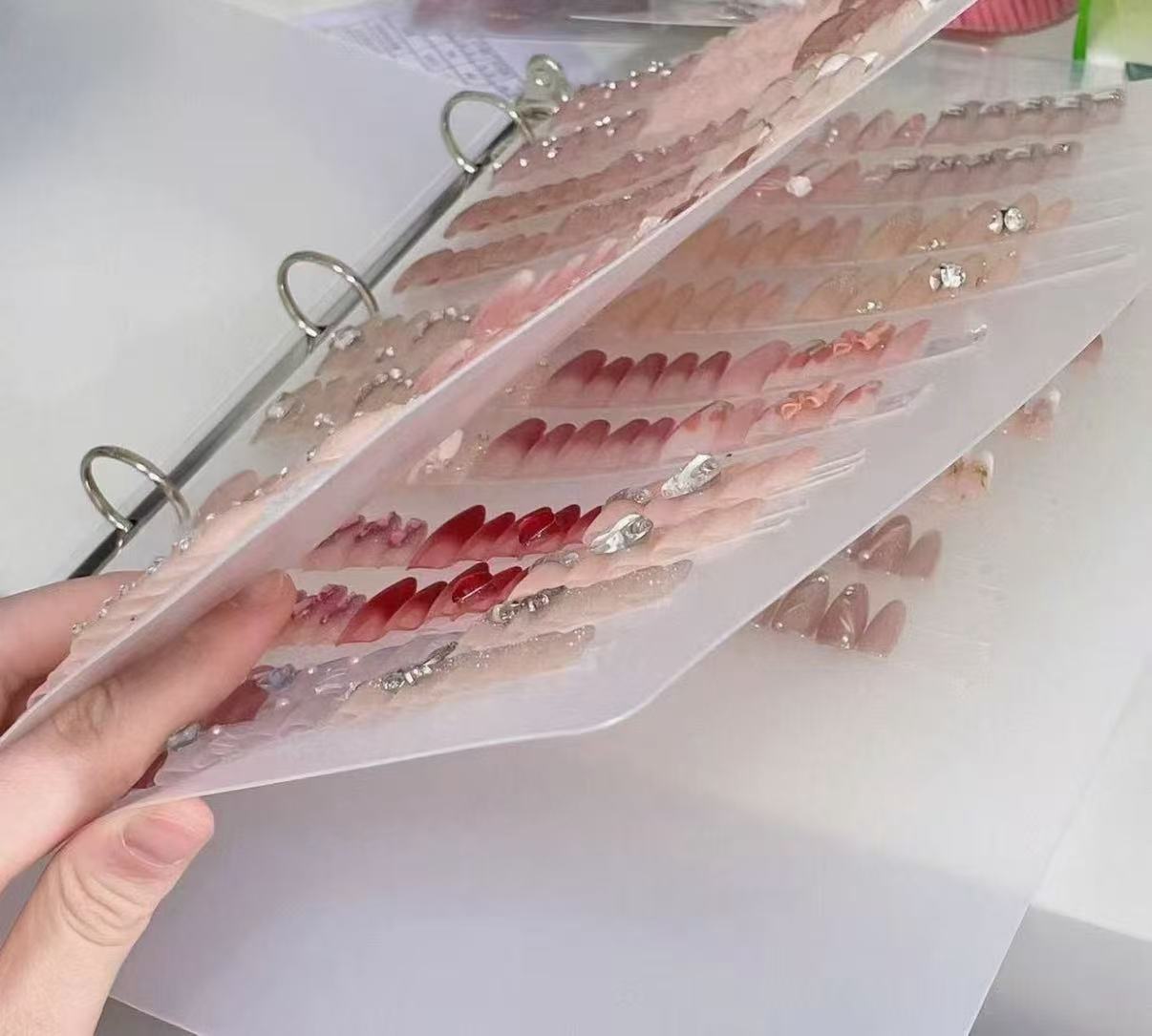 Finger book – speciální příručka na ukládání nalepovacích nehtů